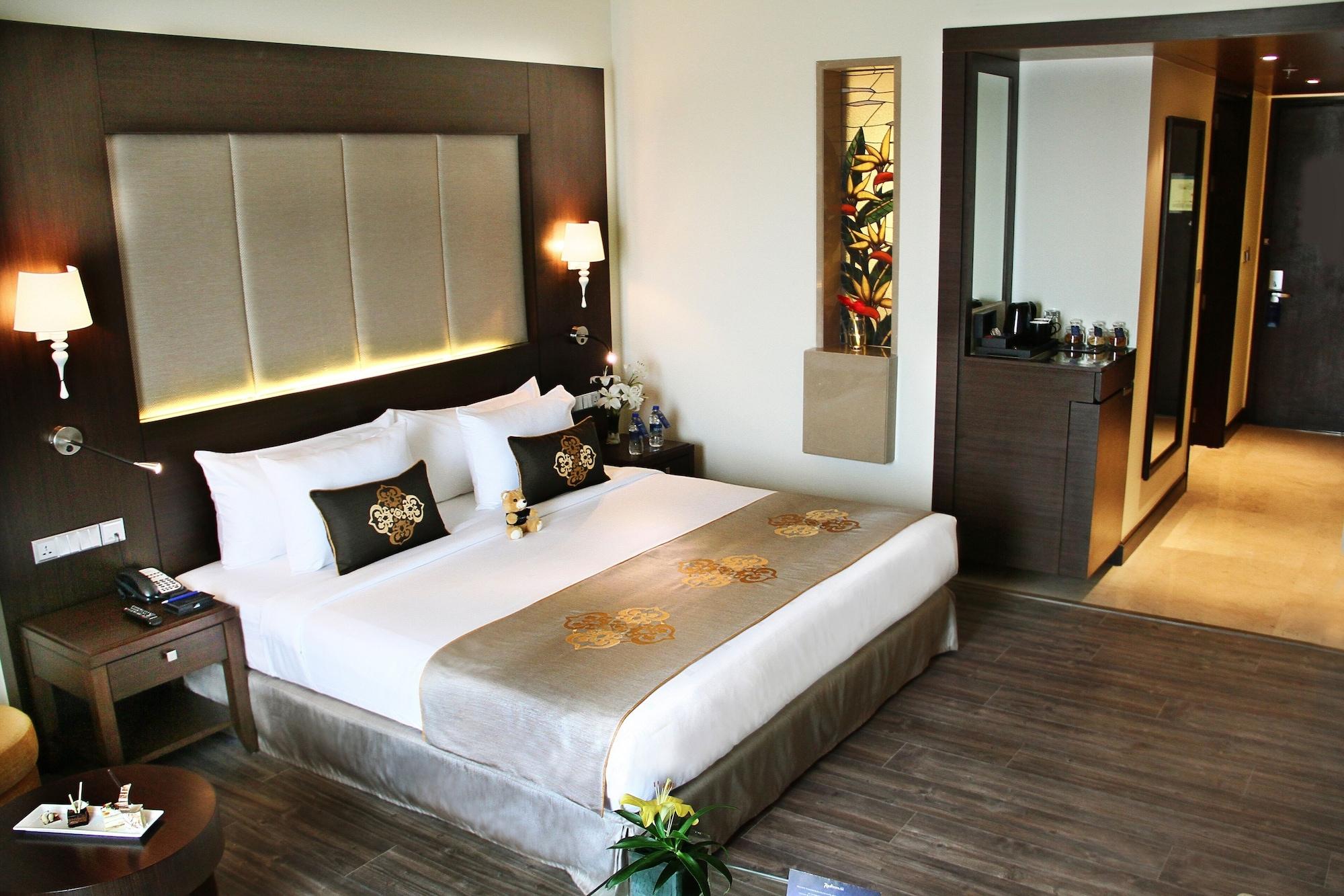 Radisson Blu Plaza Hotel Mysore Bagian luar foto A room at the hotel